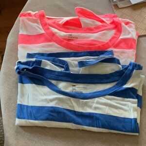 Pair of gap essential xl tshirts